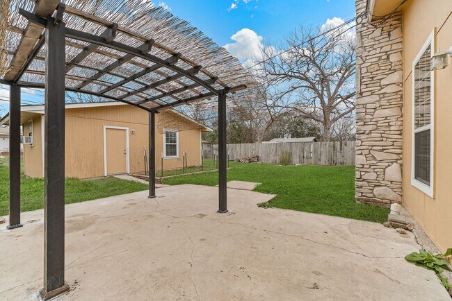 Building Photo - CRESTHAVEN HEIGHTS