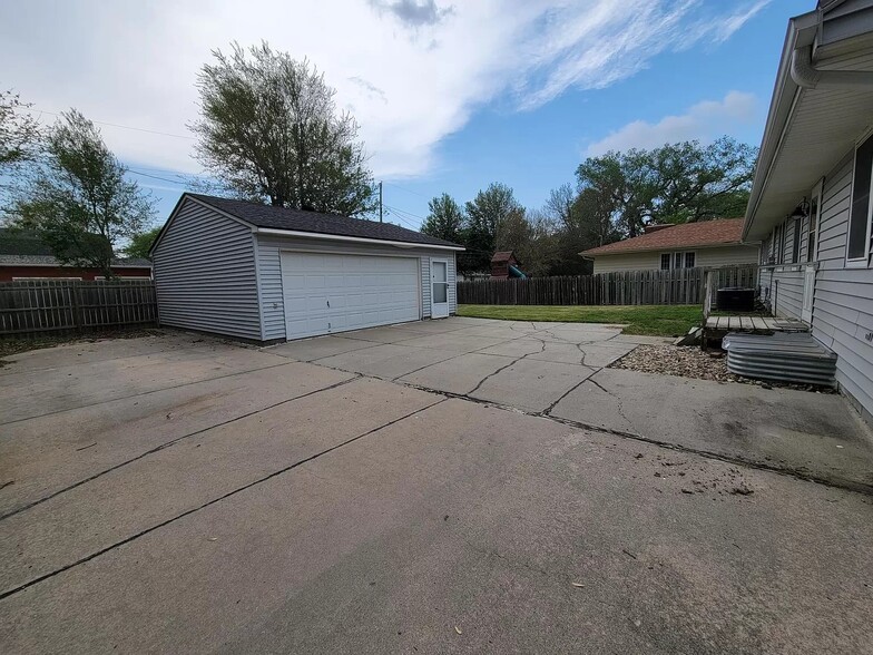 Building Photo - 106 E Harrier St