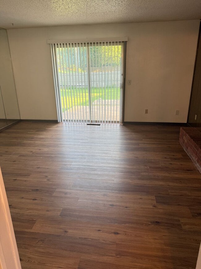 Building Photo - For Rent - Charming 3 bedroom home in Yukon!