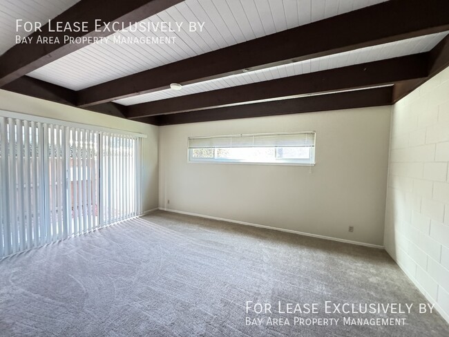 Building Photo - Bright studio with enclosed patio in great...