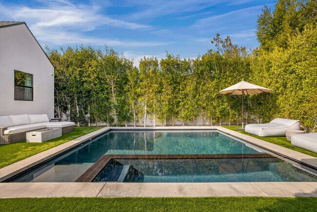 Building Photo - 6277 Del Valle Dr