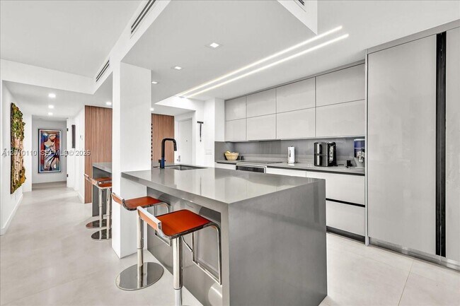 Building Photo - 1147 Hillsboro Mile