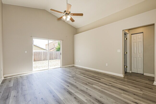 Building Photo - 535 Royal Ridge St