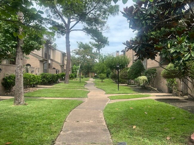 Building Photo - 736 Country Pl Dr