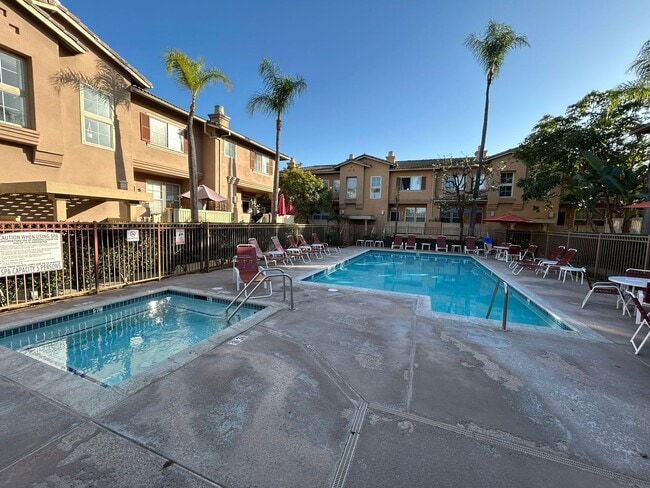 Building Photo - Updated 3 Bed/2.5 Bath Townhome in Gate Community in Anaheim