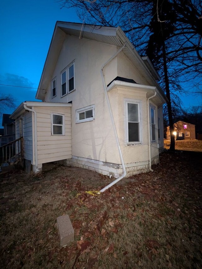Building Photo - Charming 3 Bedroom Home with Screened Porch and 2 Car Garage