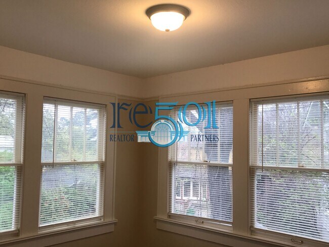 Building Photo - 1305 Kavanaugh Blvd