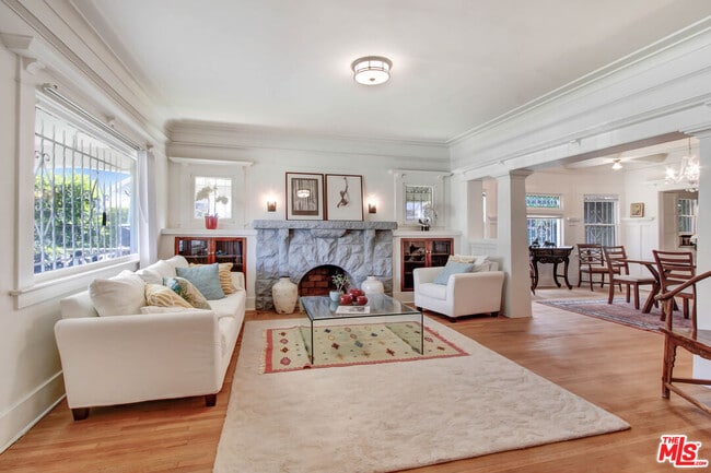 Building Photo - 1246 W 48th St