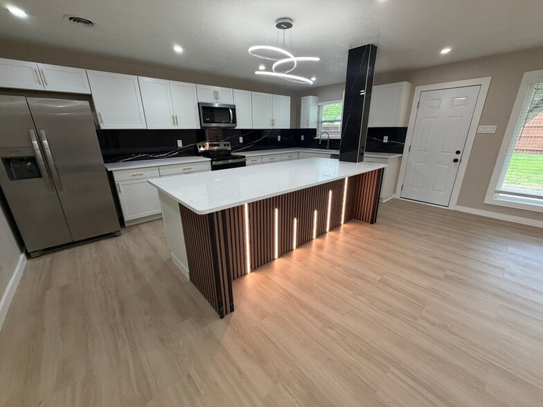 Building Photo - 302 N Cottonwood Dr