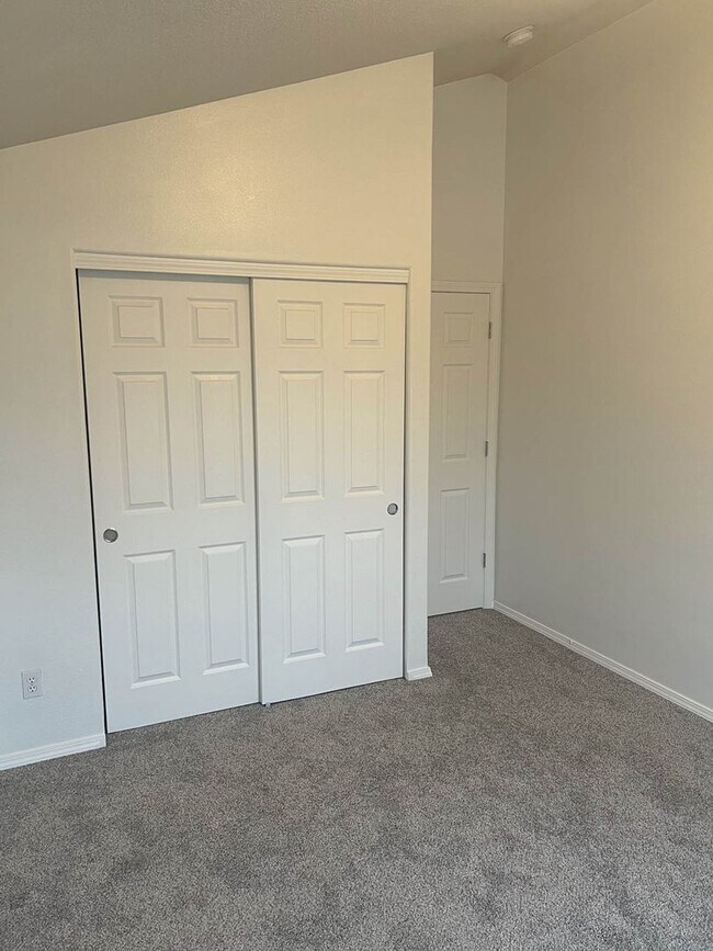 Building Photo - Beautiful West Linn Home in a Quiet, Desirable Neighborhood