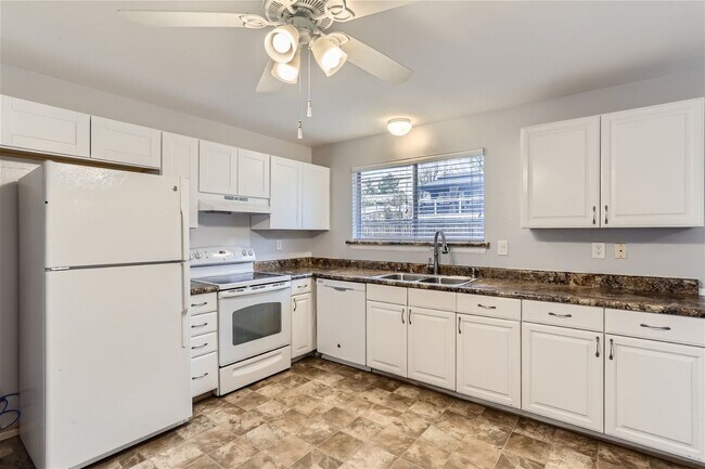 Building Photo - Spacious 5 Bedroom 2 Bath Single Family Home