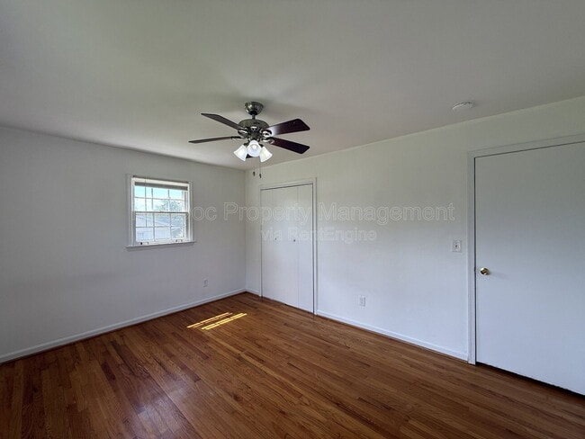 Building Photo - 1804 Sherwood Dr