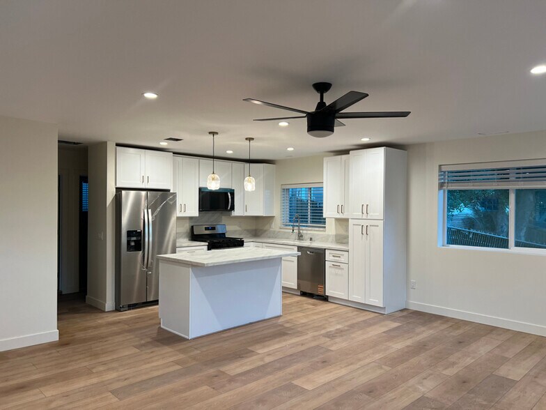 Building Photo - 8474 Golden Ridge Rd