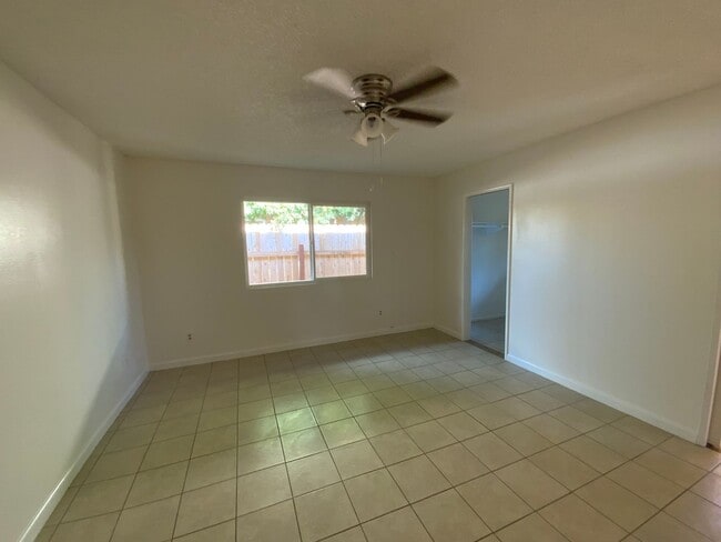 Building Photo - 3bd/2ba Duplex! - Hemet, CA