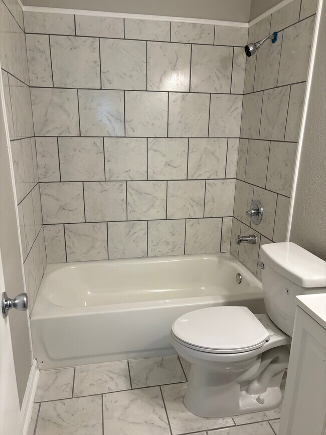 Building Photo - 145 Courtaulds Ave