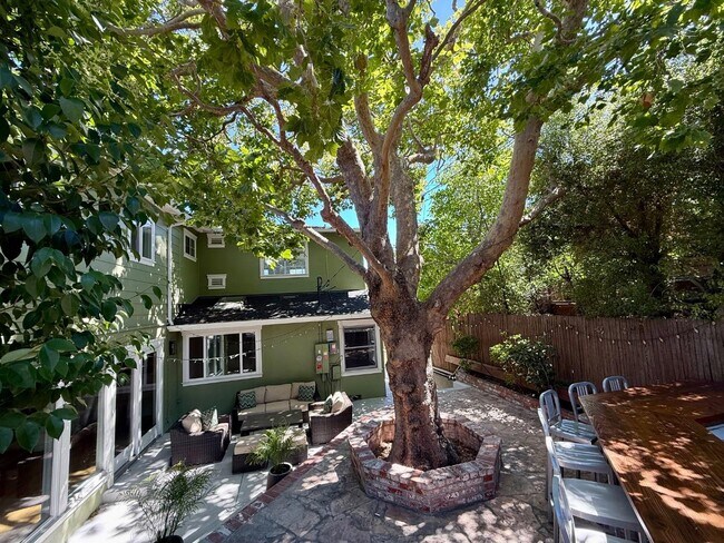 Building Photo - 1082 Lupin Way