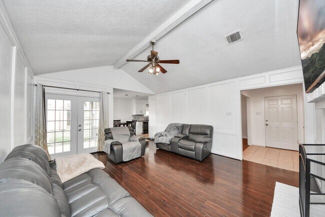Building Photo - 1415 Parry-Sound