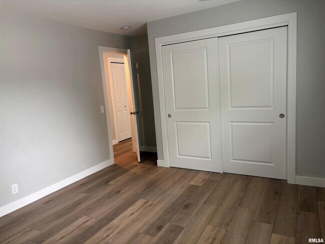 Building Photo - 1650 W 42nd St