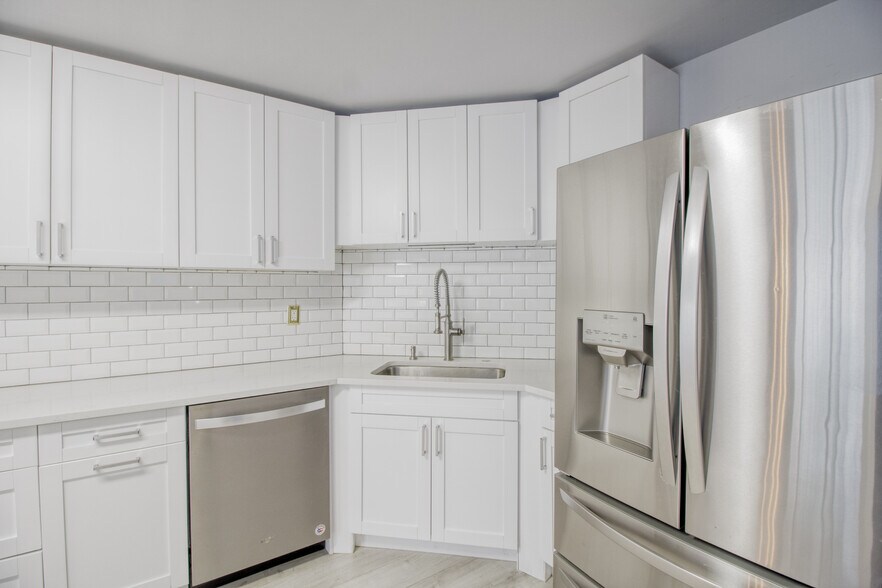 Building Photo - 1055 River Rd