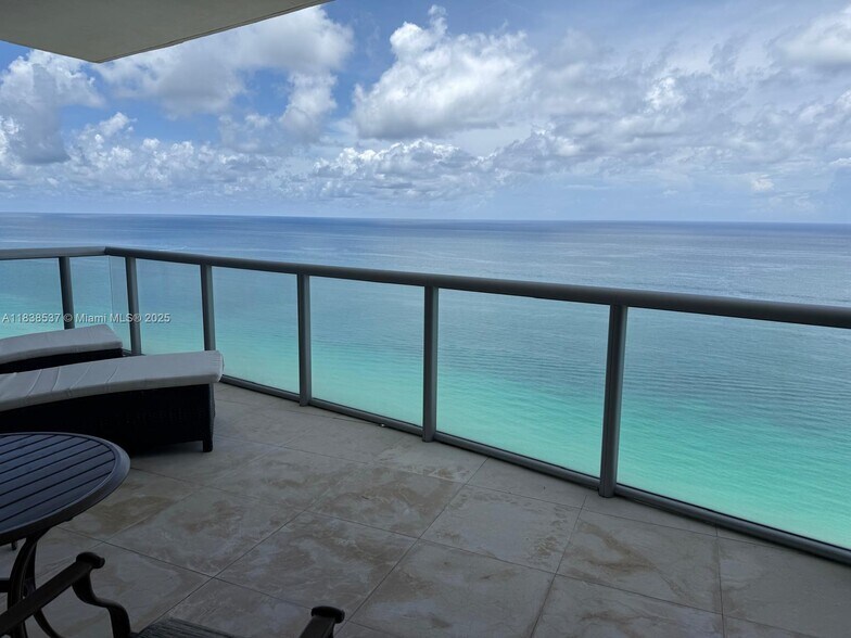 Building Photo - 17121 Collins Ave
