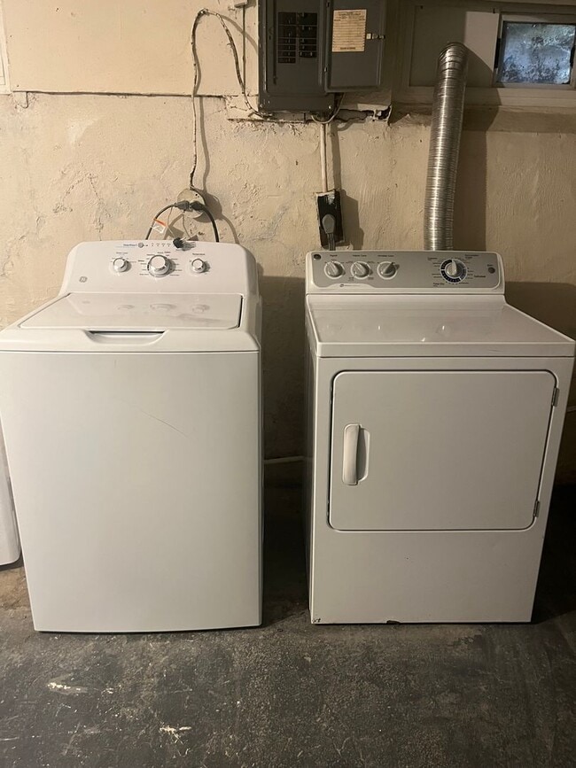 Building Photo - 409 Laverne Ave