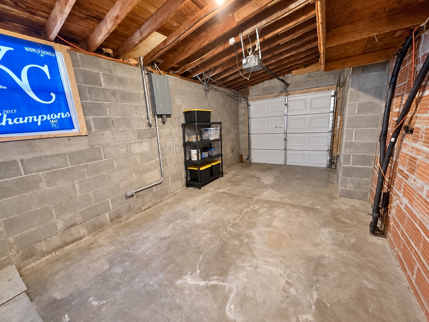 Building Photo - 8850 Woodland Dr
