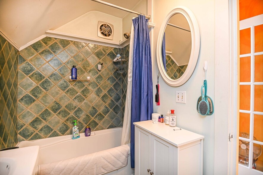 Bathroom - 95 Beckett St