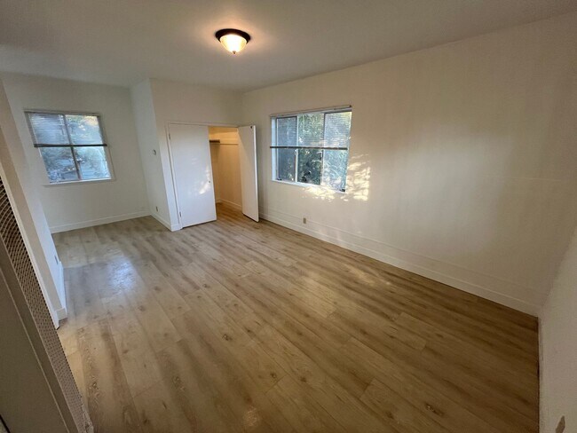 Building Photo - 360 Palm Ave