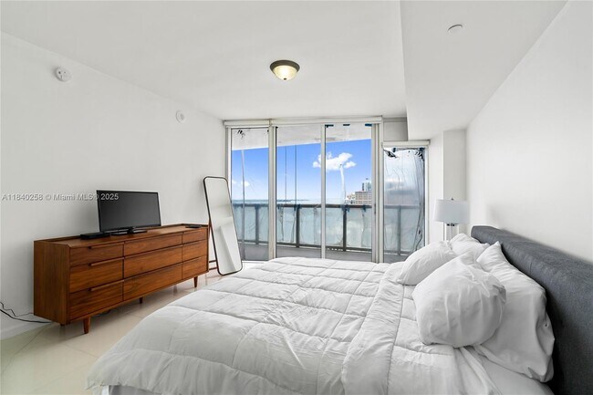 Building Photo - 495 Brickell Ave