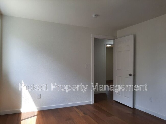 Building Photo - 212 NE Torval Canyon Rd