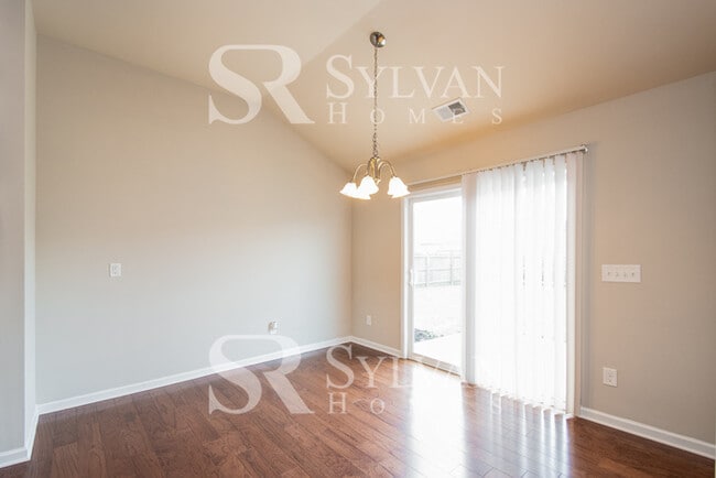 Building Photo - Spacious 3BR 2BA Home Awaits You!