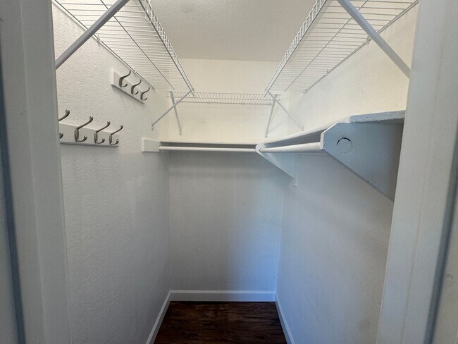 Building Photo - Spacious 2 Bed / 2 Bath Long Beach Condo Near Traffic Circle, CSULB & Belmont Heights