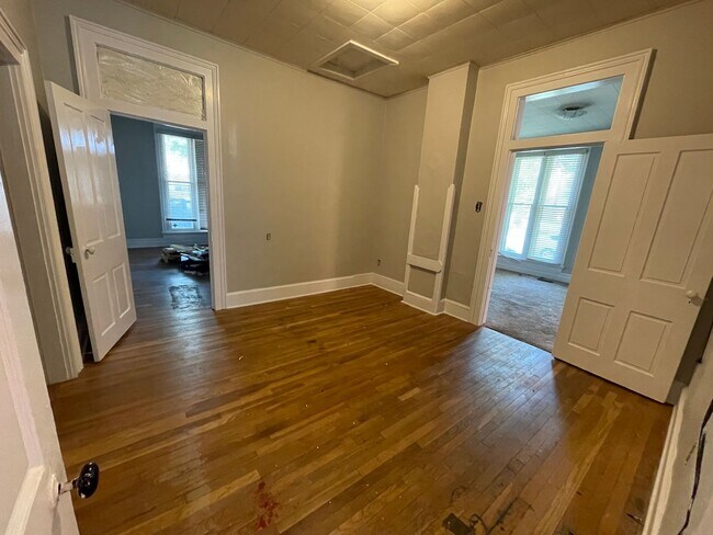 Building Photo - RENT SPECIAL: ONE MONTH FREE IF LEASED BY ...