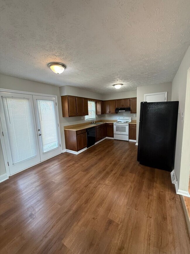 Building Photo - 3-bedroom, 2 full bath duplex in the desirable Lansdowne area offers comfort and convenience.