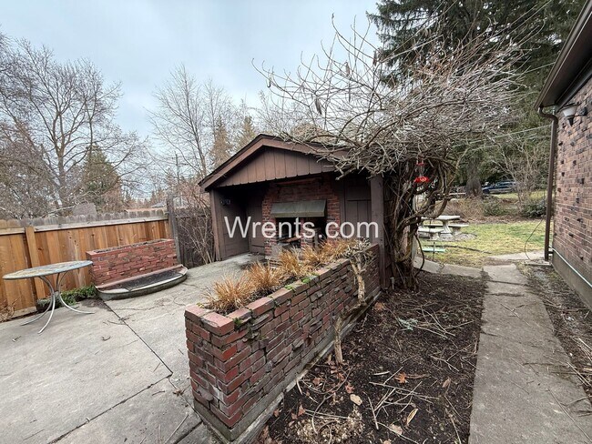 Building Photo - Stunning South Hill Home