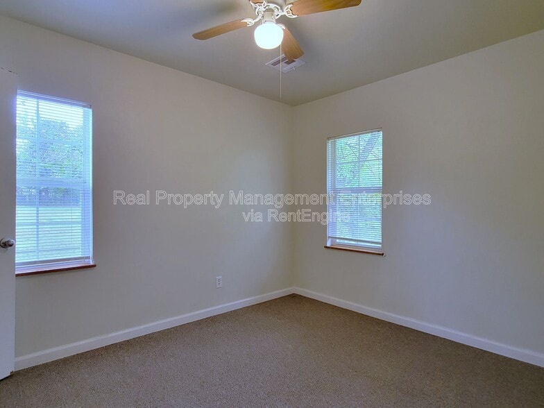 Building Photo - 608 N Poplar Ln