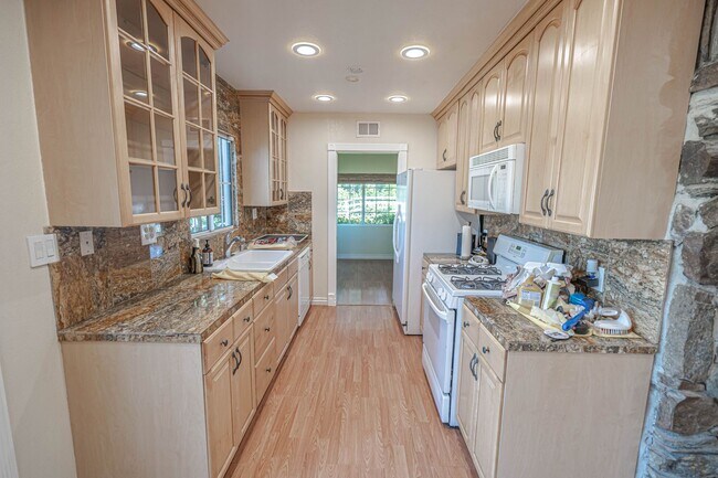Building Photo - 4 Bedroom Pool Home for Rent in Secluded S...