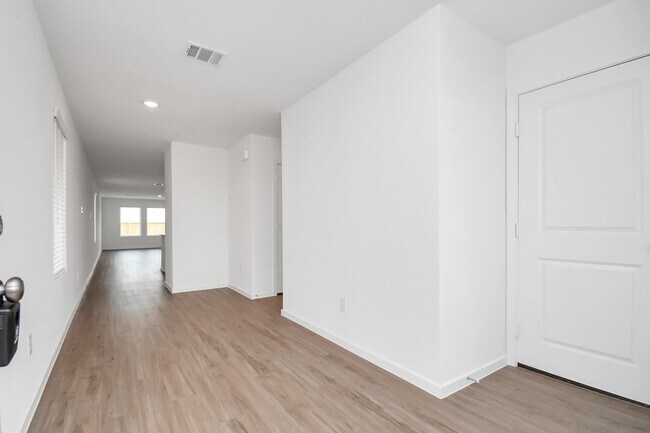 Building Photo - 1611 Windrose Bnd