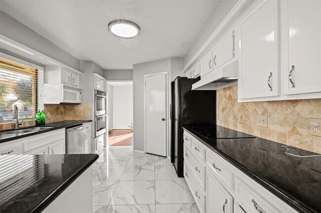 Building Photo - 2815 Edgewood Dr