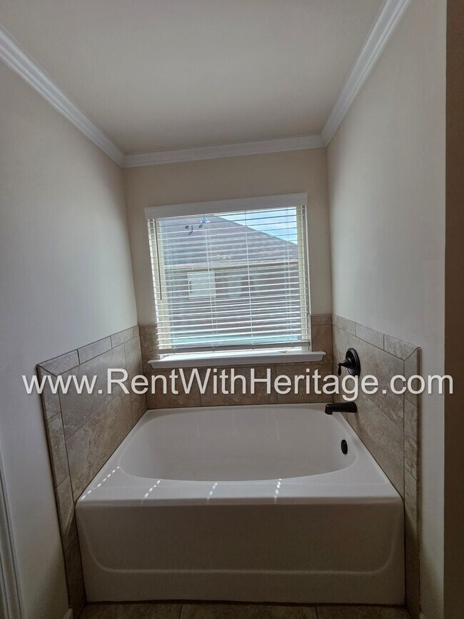 Building Photo - ABSOLUTELY BEAUTIFUL 5 BEDROOM/ 4.5 BATH HOME YOU DONT WANT TO MISS.