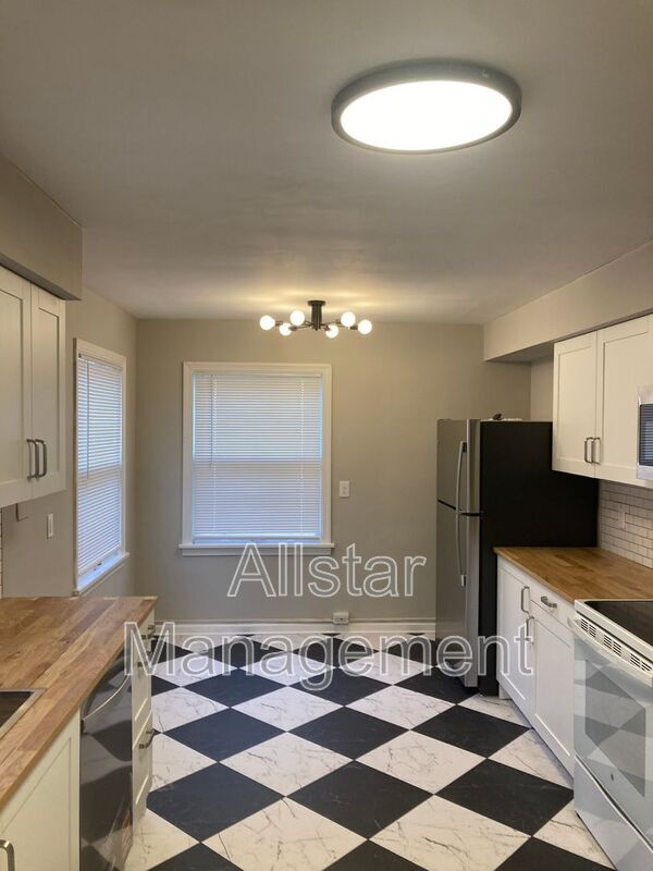 Building Photo - 320 Halle Dr