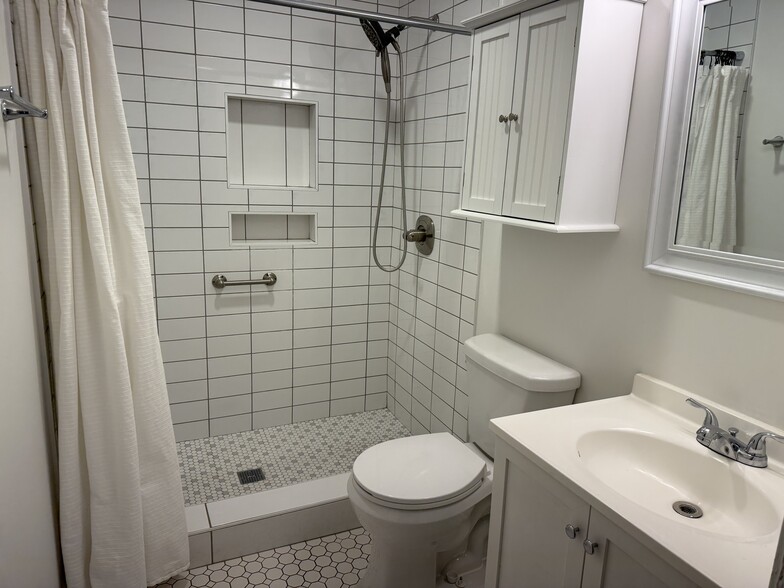 New tiled bathroom - 5532 Knob Rd