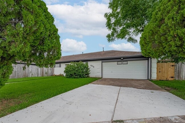 Building Photo - 605 Sorrento Dr