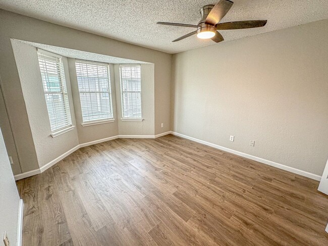 Building Photo - 2 Bedroom, 2.5 Bathroom Boardwalk Condo Near Baylor!