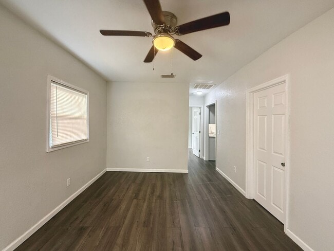 Building Photo - 2 Bedroom, 1 Bathroom Home with Yard - Fle...