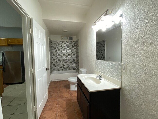 Building Photo - Studio Apartment in Downtown Stockton