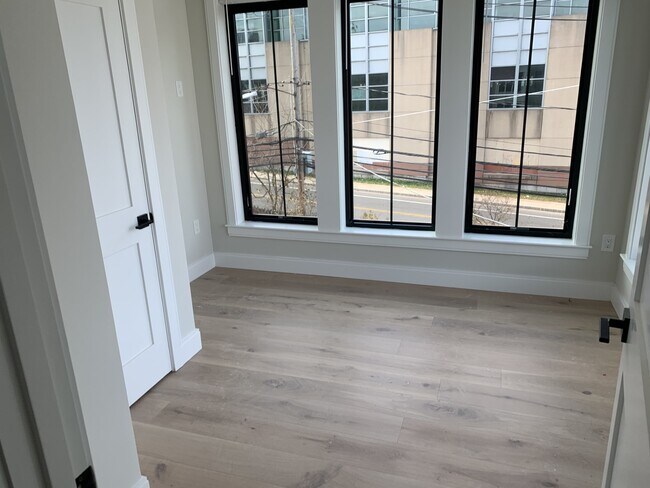 Building Photo - 155 Everett St