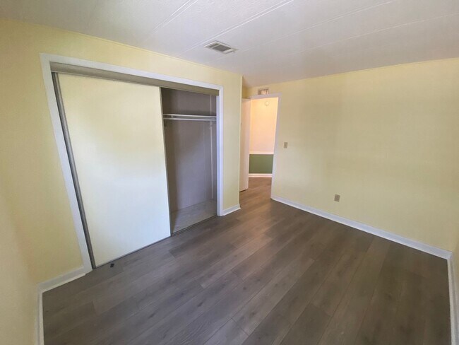 Building Photo - Beautiful 2 + 2, ANNUAL Lease In Orange Bl...