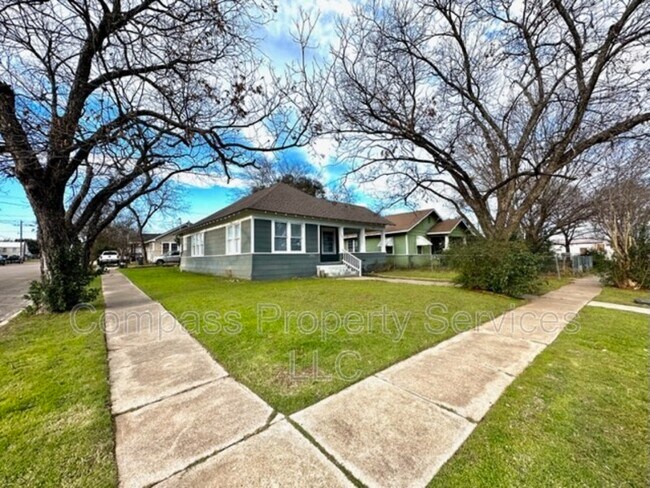 Building Photo - 1827B Proctor Ave