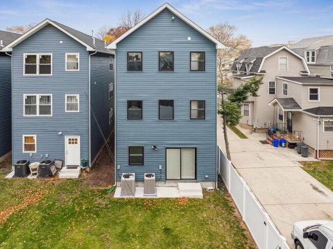 Building Photo - 84 Hollywood Ave